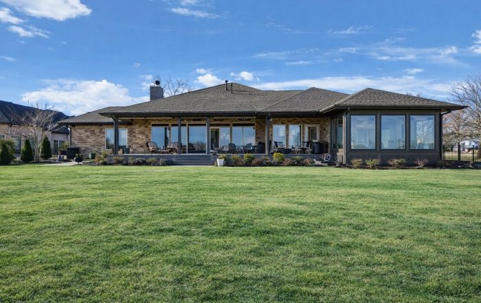 Fully remodeled lakefront home - backyard